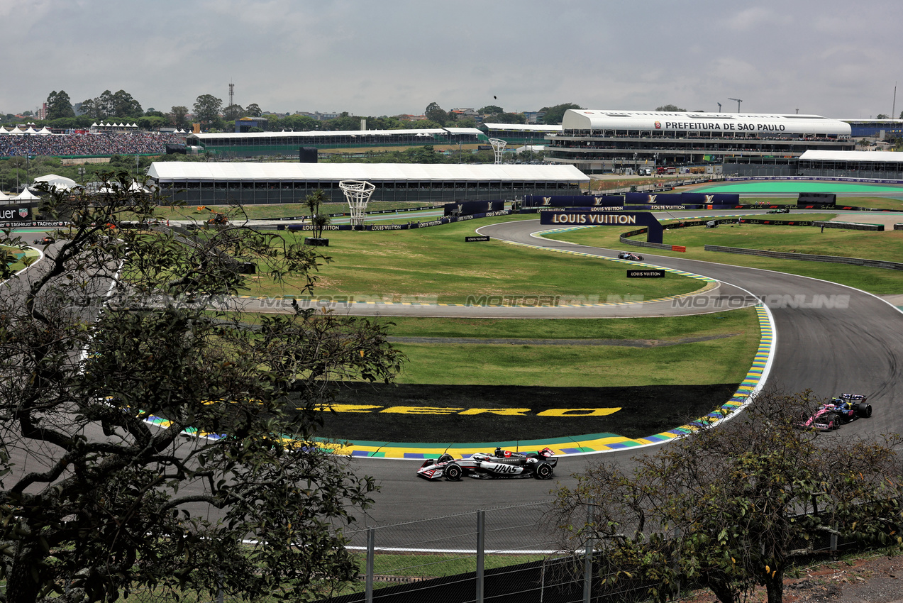 GP BRASILE, Esteban Ocon (FRA) Haas VF-25.

07.11.2025. Formula 1 World Championship, Rd 21, Brazilian Grand Prix, Sao Paulo, Brazil, Sprint Qualifiche Day.

 - www.xpbimages.com, EMail: requests@xpbimages.com © Copyright: Rew / XPB Images