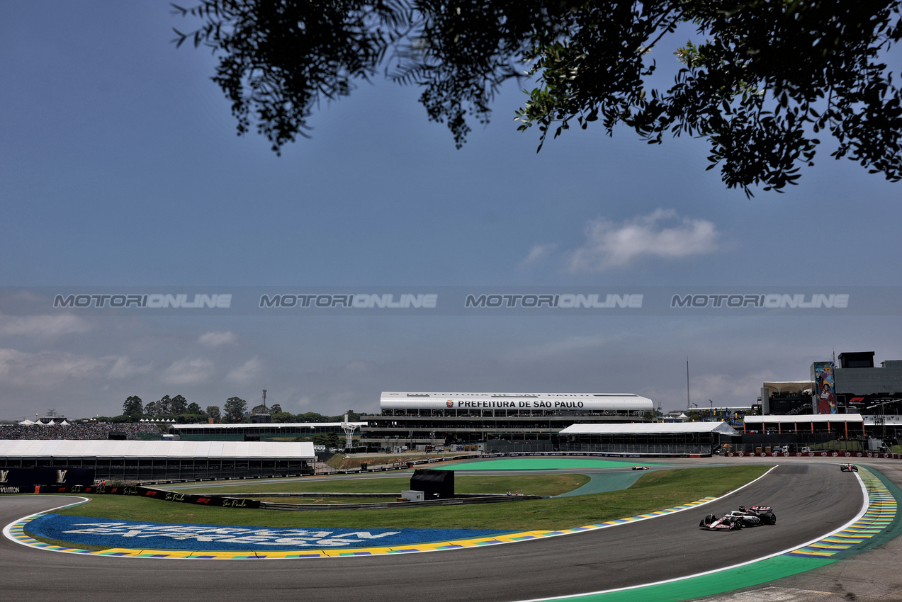 GP BRASILE, Esteban Ocon (FRA) Haas VF-25.

07.11.2025. Formula 1 World Championship, Rd 21, Brazilian Grand Prix, Sao Paulo, Brazil, Sprint Qualifiche Day.

- www.xpbimages.com, EMail: requests@xpbimages.com © Copyright: Charniaux / XPB Images