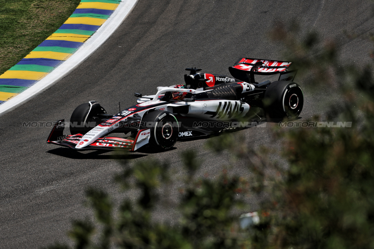 GP BRASILE, Esteban Ocon (FRA) Haas VF-25.

07.11.2025. Formula 1 World Championship, Rd 21, Brazilian Grand Prix, Sao Paulo, Brazil, Sprint Qualifiche Day.

 - www.xpbimages.com, EMail: requests@xpbimages.com © Copyright: Rew / XPB Images