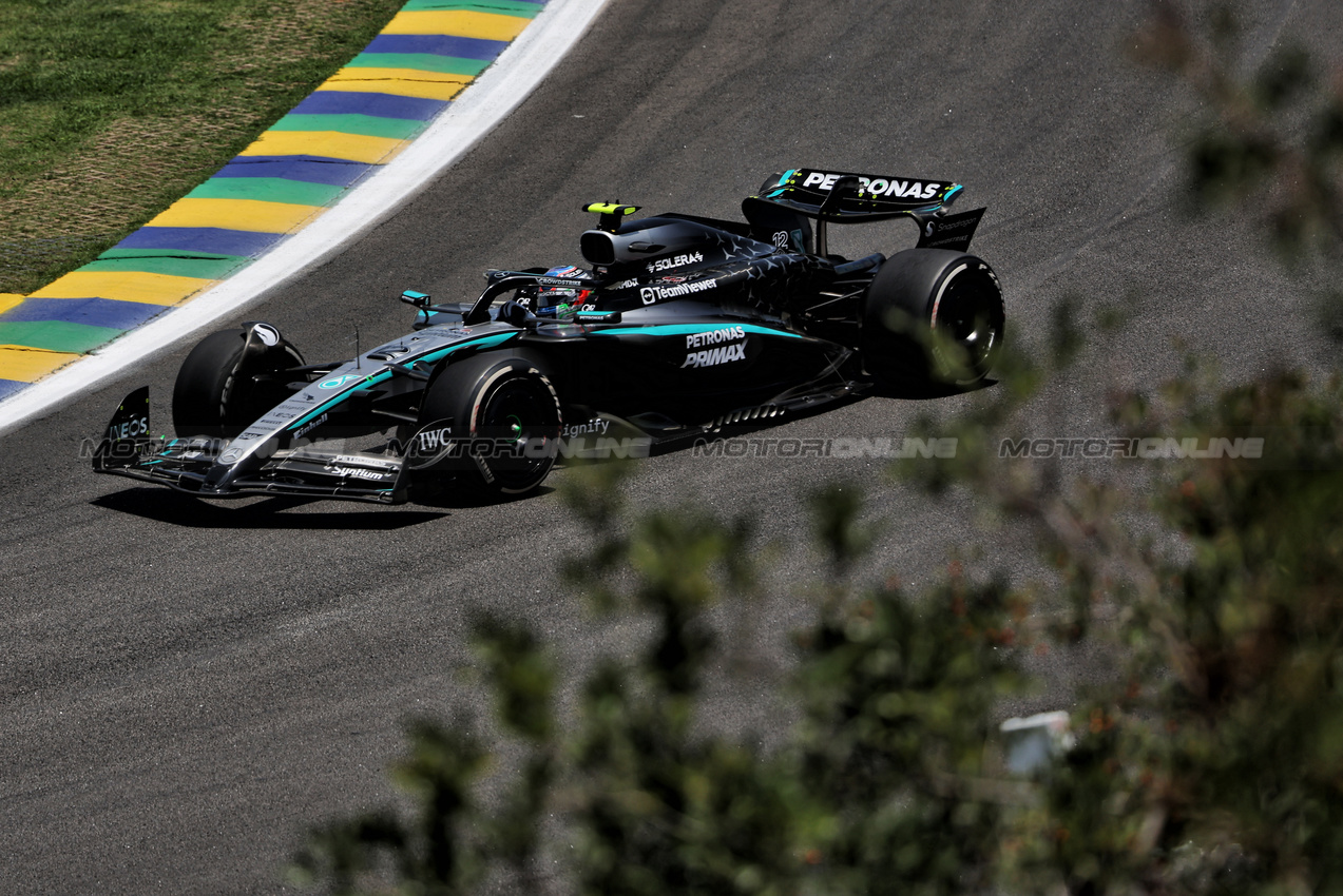 GP BRASILE, Andrea Kimi Antonelli (ITA) Mercedes AMG F1 W16.
07.11.2025. Formula 1 World Championship, Rd 21, Brazilian Grand Prix, Sao Paulo, Brazil, Sprint Qualifiche Day.
- www.xpbimages.com, EMail: requests@xpbimages.com © Copyright: Rew / XPB Images