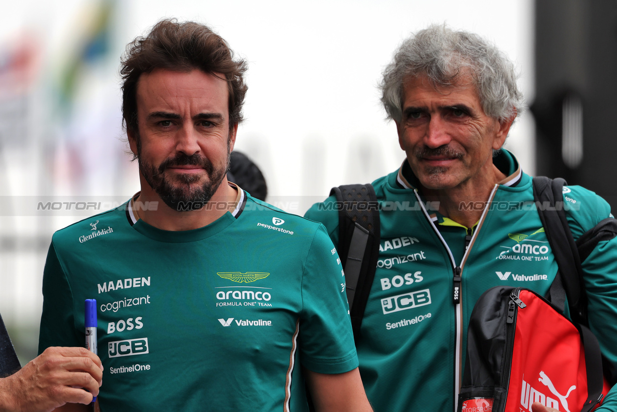 GP BRASILE, (L to R): Fernando Alonso (ESP) Aston Martin F1 Team with Edoardo Bendinelli (ITA) Aston Martin F1 Team Personal Trainer.

07.11.2025. Formula 1 World Championship, Rd 21, Brazilian Grand Prix, Sao Paulo, Brazil, Sprint Qualifiche Day.

 - www.xpbimages.com, EMail: requests@xpbimages.com © Copyright: Rew / XPB Images