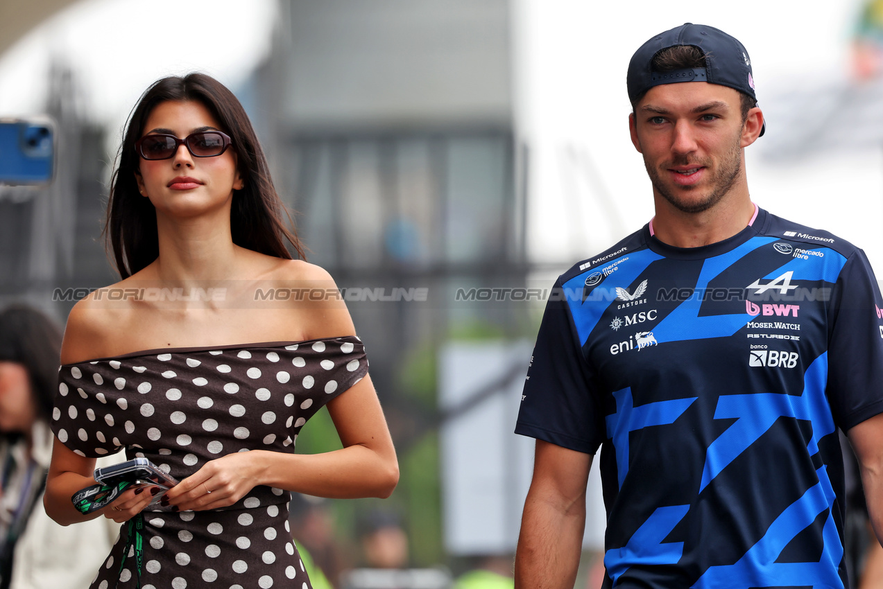 GP BRASILE, (L to R): Kika Cerqueira Gomes (POR) with her boyfriend Pierre Gasly (FRA) Alpine F1 Team. 

07.11.2025. Formula 1 World Championship, Rd 21, Brazilian Grand Prix, Sao Paulo, Brazil, Sprint Qualifiche Day.

 - www.xpbimages.com, EMail: requests@xpbimages.com © Copyright: Rew / XPB Images