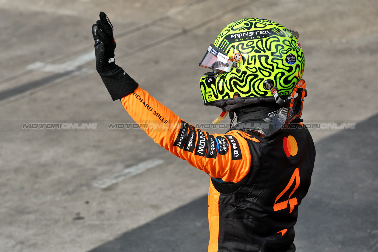 GP BRASILE, Lando Norris (GBR) McLaren celebrates his pole position in Sprint qualifying parc ferme.

07.11.2025. Formula 1 World Championship, Rd 21, Brazilian Grand Prix, Sao Paulo, Brazil, Sprint Qualifiche Day.

- www.xpbimages.com, EMail: requests@xpbimages.com © Copyright: Batchelor / XPB Images