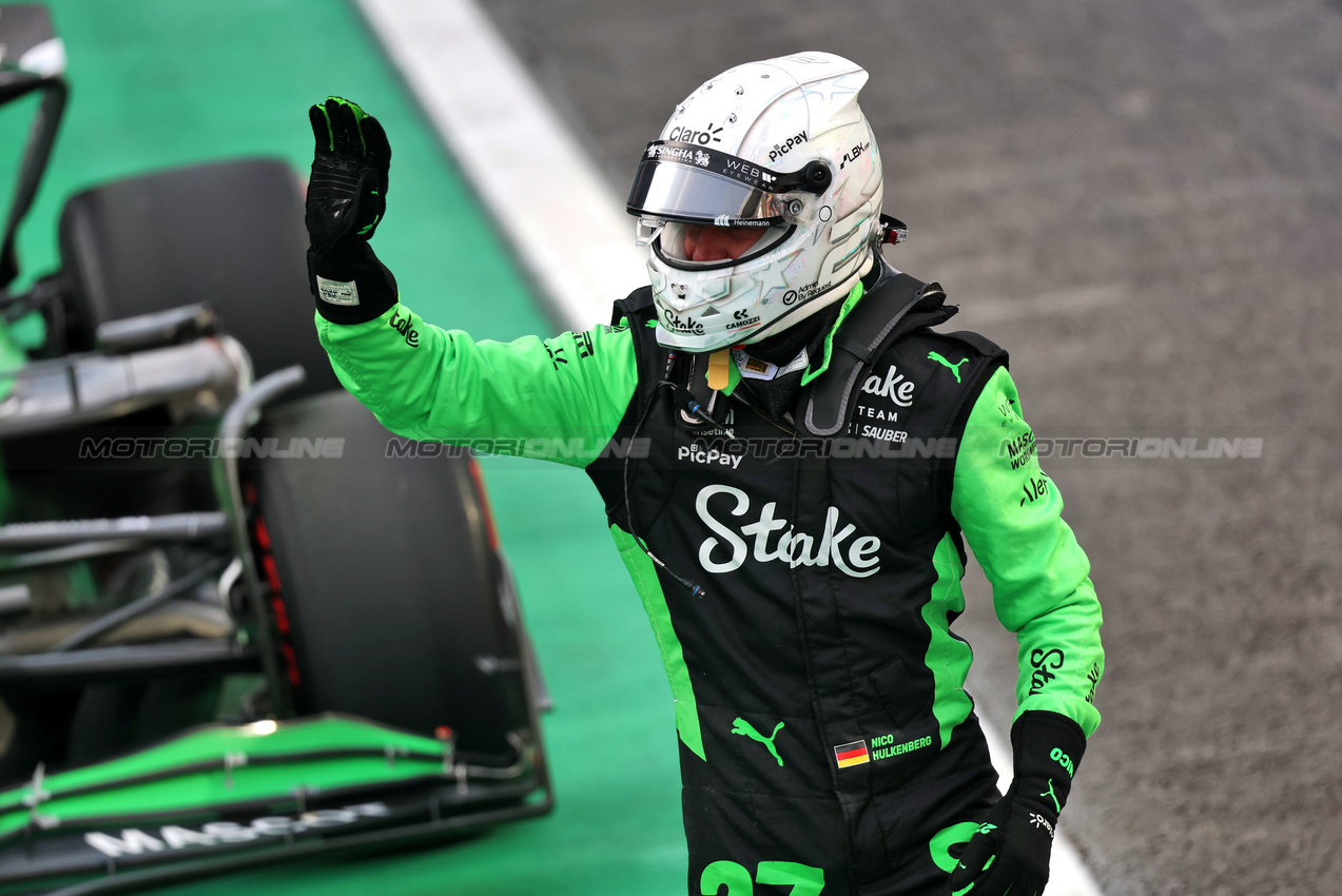 GP BRASILE, Nico Hulkenberg (GER) Sauber in Sprint qualifying parc ferme.

07.11.2025. Formula 1 World Championship, Rd 21, Brazilian Grand Prix, Sao Paulo, Brazil, Sprint Qualifiche Day.

- www.xpbimages.com, EMail: requests@xpbimages.com © Copyright: Batchelor / XPB Images