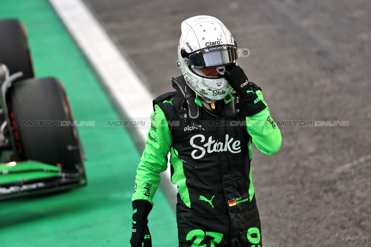 GP BRASILE, Nico Hulkenberg (GER) Sauber in Sprint qualifying parc ferme.

07.11.2025. Formula 1 World Championship, Rd 21, Brazilian Grand Prix, Sao Paulo, Brazil, Sprint Qualifiche Day.

- www.xpbimages.com, EMail: requests@xpbimages.com © Copyright: Batchelor / XPB Images