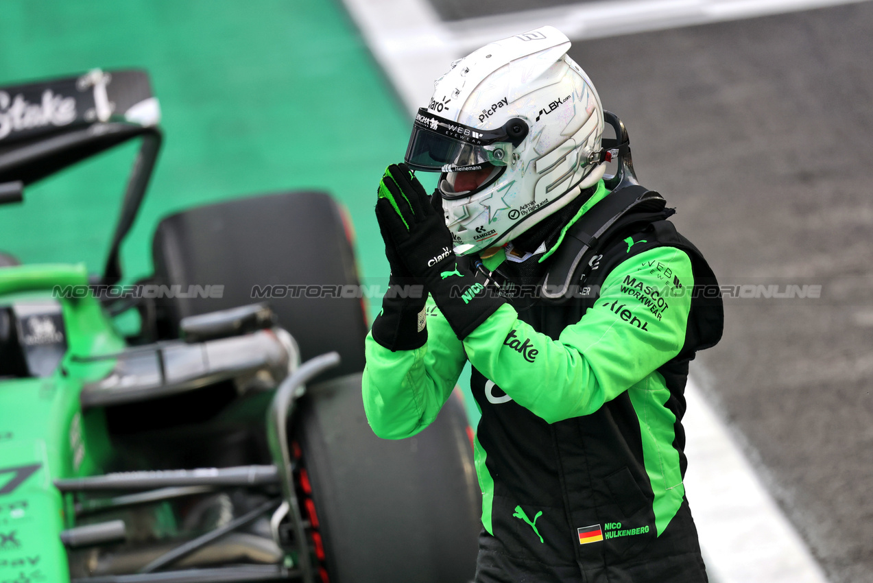 GP BRASILE, Nico Hulkenberg (GER) Sauber in Sprint qualifying parc ferme.

07.11.2025. Formula 1 World Championship, Rd 21, Brazilian Grand Prix, Sao Paulo, Brazil, Sprint Qualifiche Day.

- www.xpbimages.com, EMail: requests@xpbimages.com © Copyright: Batchelor / XPB Images