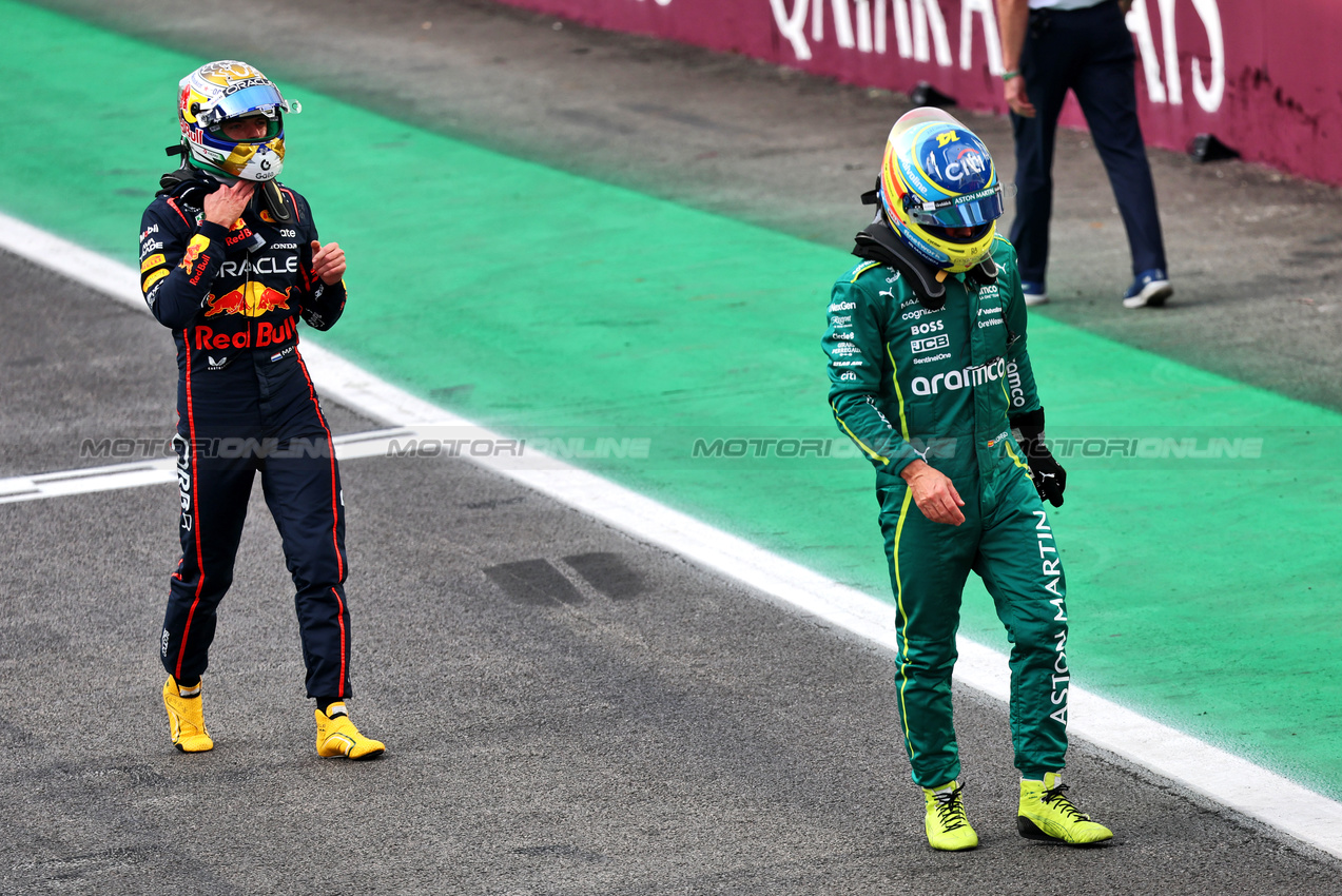 GP BRASILE, (L to R): Max Verstappen (NLD) Red Bull Racing e Fernando Alonso (ESP) Aston Martin F1 Team in Sprint qualifying parc ferme.

07.11.2025. Formula 1 World Championship, Rd 21, Brazilian Grand Prix, Sao Paulo, Brazil, Sprint Qualifiche Day.

- www.xpbimages.com, EMail: requests@xpbimages.com © Copyright: Batchelor / XPB Images