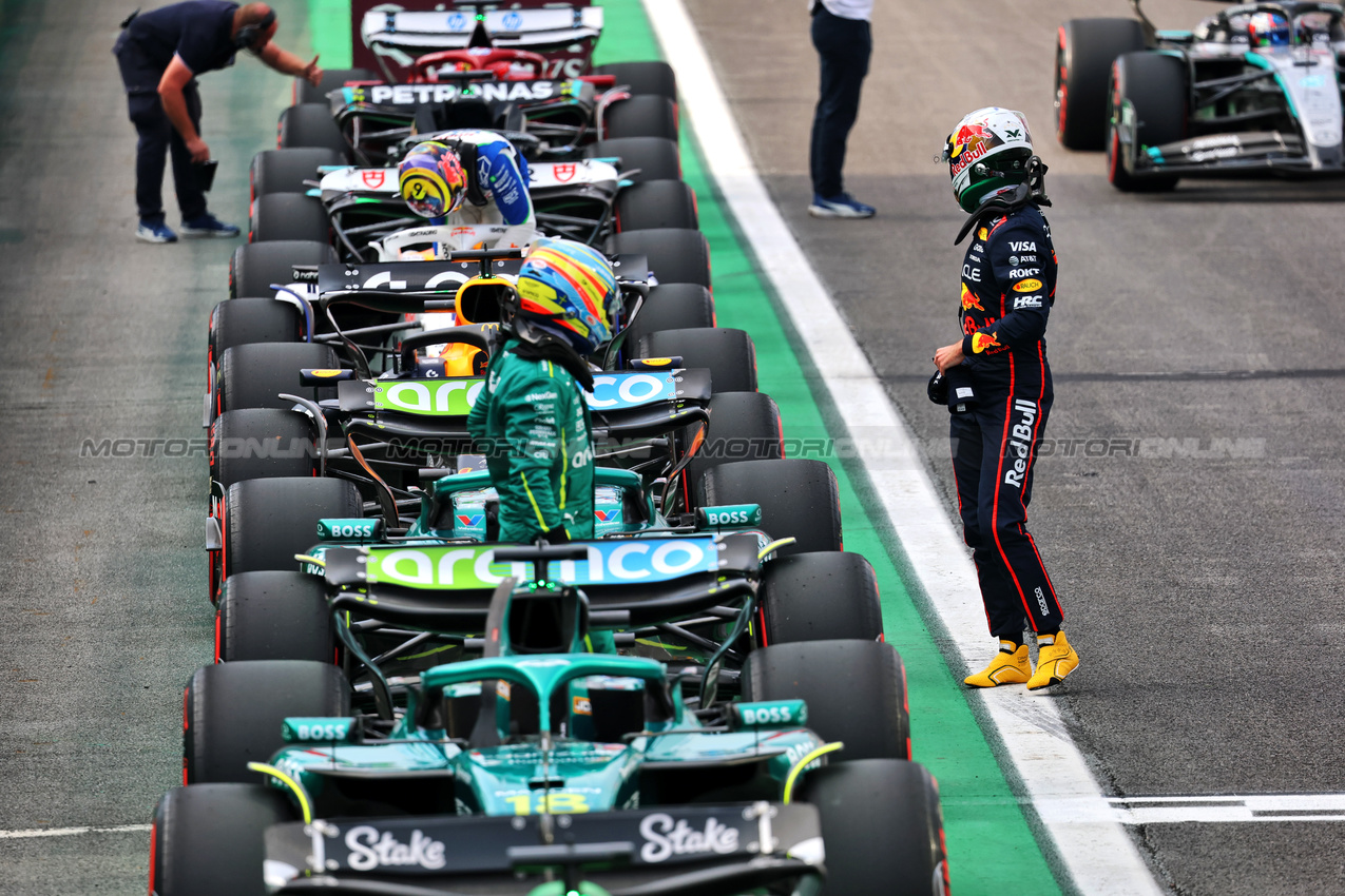 GP BRASILE, Fernando Alonso (ESP) Aston Martin F1 Team e Max Verstappen (NLD) Red Bull Racing in Sprint qualifying parc ferme.

07.11.2025. Formula 1 World Championship, Rd 21, Brazilian Grand Prix, Sao Paulo, Brazil, Sprint Qualifiche Day.

- www.xpbimages.com, EMail: requests@xpbimages.com © Copyright: Batchelor / XPB Images