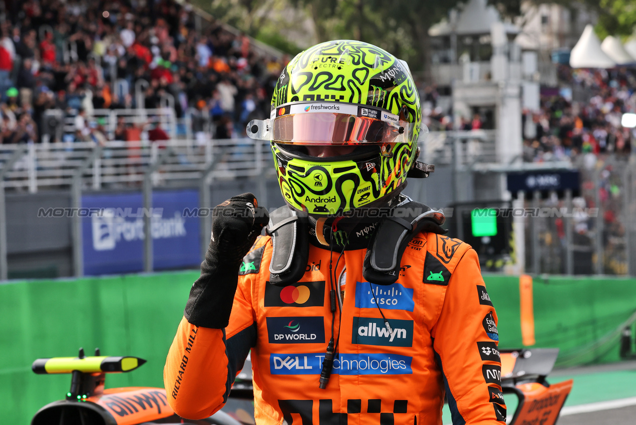 GP BRASILE, Lando Norris (GBR) McLaren celebrates his pole position in Sprint qualifying parc ferme.

07.11.2025. Formula 1 World Championship, Rd 21, Brazilian Grand Prix, Sao Paulo, Brazil, Sprint Qualifiche Day.

- www.xpbimages.com, EMail: requests@xpbimages.com © Copyright: Charniaux / XPB Images