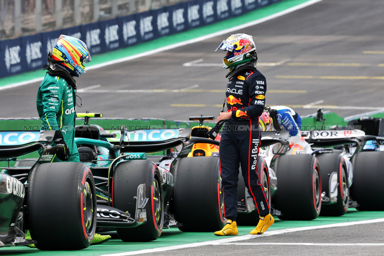 GP BRASILE, (L to R): Fernando Alonso (ESP) Aston Martin F1 Team AMR25 e Max Verstappen (NLD) Red Bull Racing in Sprint qualifying parc ferme.

07.11.2025. Formula 1 World Championship, Rd 21, Brazilian Grand Prix, Sao Paulo, Brazil, Sprint Qualifiche Day.

- www.xpbimages.com, EMail: requests@xpbimages.com © Copyright: Charniaux / XPB Images