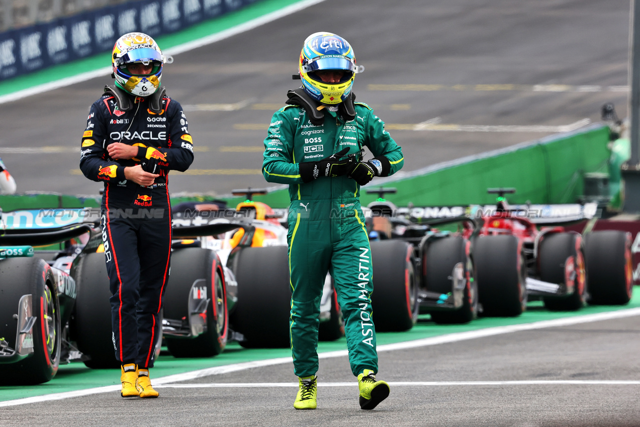 GP BRASILE, (L to R): Fernando Alonso (ESP) Aston Martin F1 Team e Max Verstappen (NLD) Red Bull Racing in Sprint qualifying parc ferme.

07.11.2025. Formula 1 World Championship, Rd 21, Brazilian Grand Prix, Sao Paulo, Brazil, Sprint Qualifiche Day.

- www.xpbimages.com, EMail: requests@xpbimages.com © Copyright: Charniaux / XPB Images