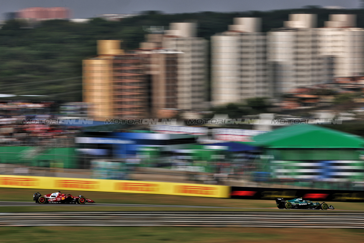GP BRASILE, Charles Leclerc (MON) Ferrari SF-25 e Fernando Alonso (ESP) Aston Martin F1 Team AMR25.

07.11.2025. Formula 1 World Championship, Rd 21, Brazilian Grand Prix, Sao Paulo, Brazil, Sprint Qualifiche Day.

- www.xpbimages.com, EMail: requests@xpbimages.com © Copyright: Charniaux / XPB Images