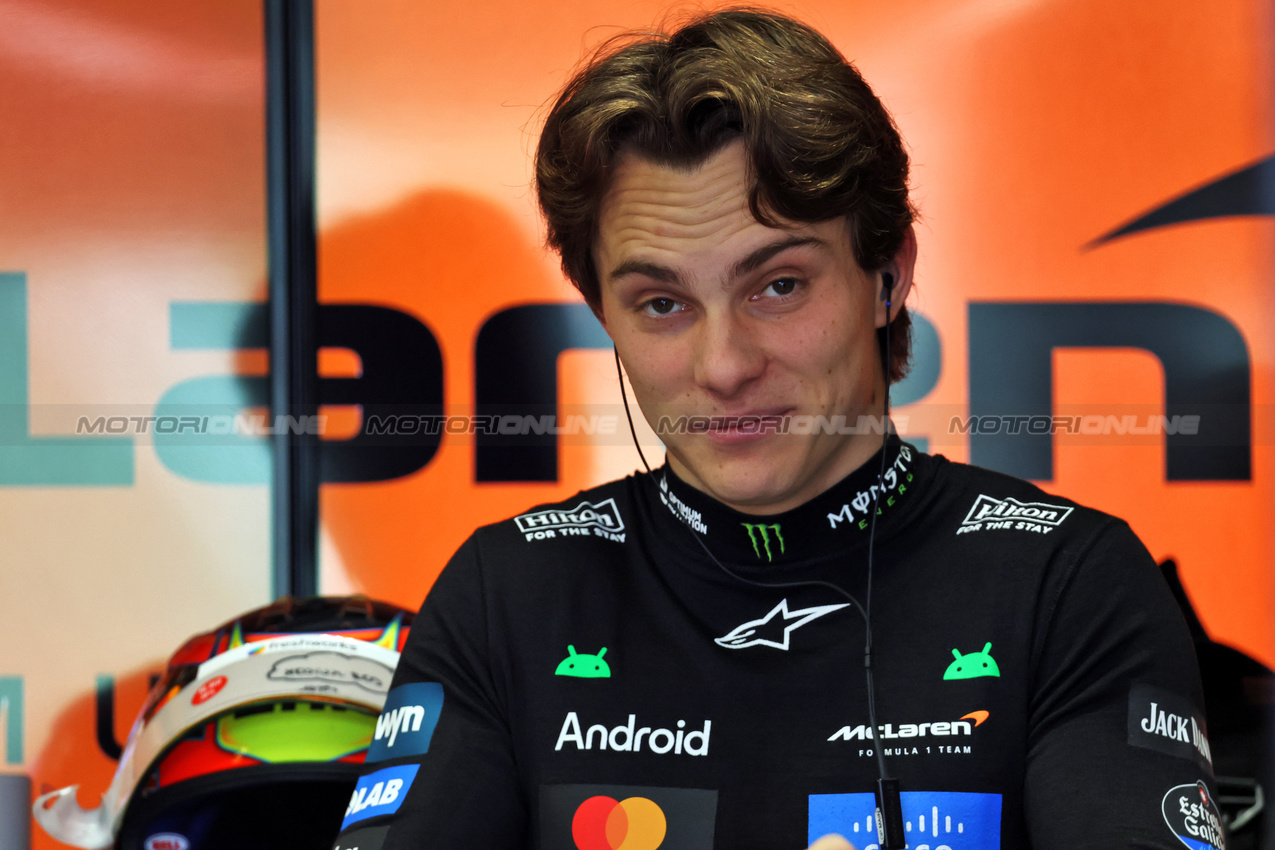 GP BRASILE, Oscar Piastri (AUS) McLaren.
07.11.2025. Formula 1 World Championship, Rd 21, Brazilian Grand Prix, Sao Paulo, Brazil, Sprint Qualifiche Day.
- www.xpbimages.com, EMail: requests@xpbimages.com © Copyright: Batchelor / XPB Images