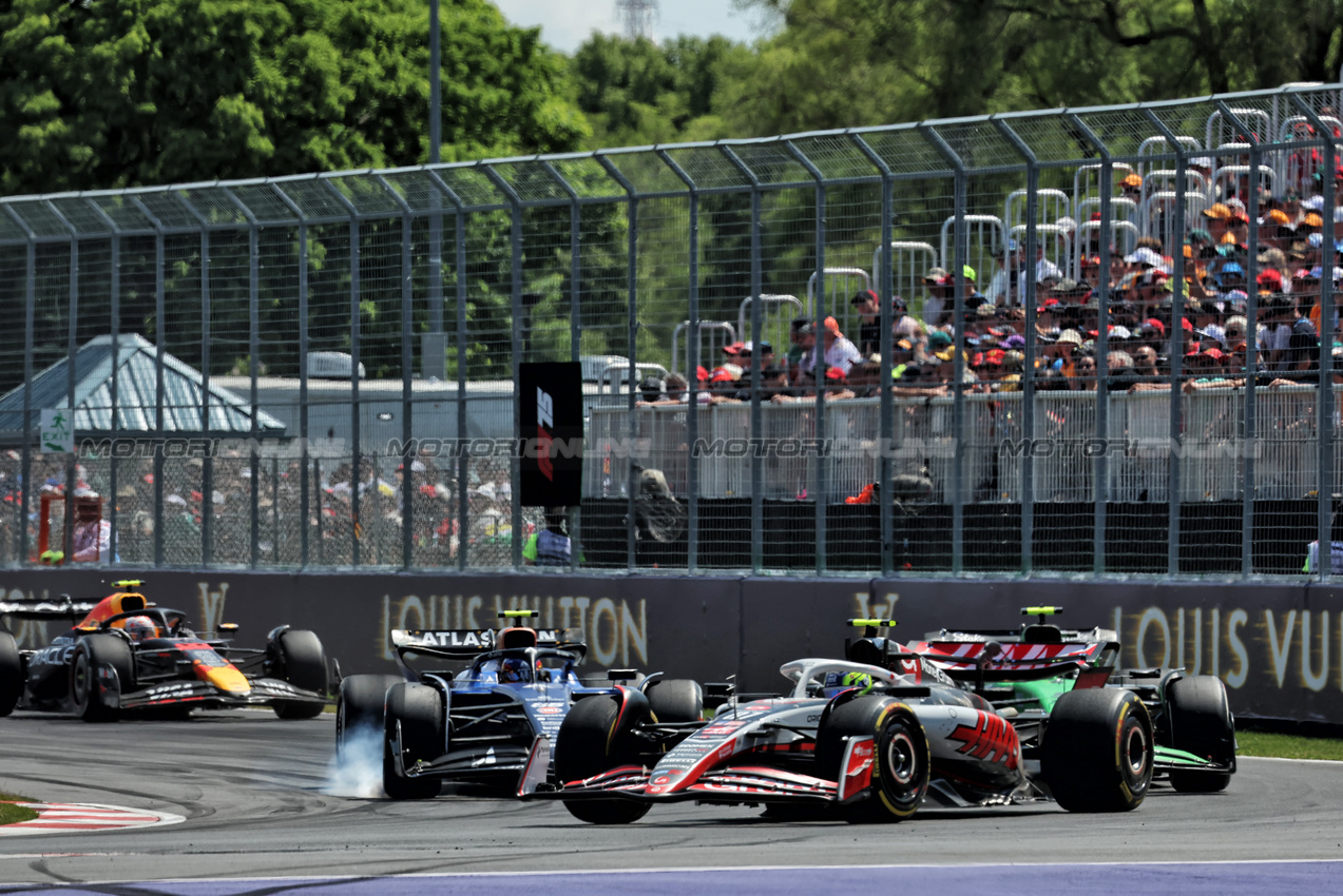 GP CANADA, Carlos Sainz (ESP) Atlassian Williams Racing FW47 locks up under braking behind Oliver Bearman (GBR) Haas VF-25.

15.06.2025. Formula 1 World Championship, Rd 10, Canadian Grand Prix, Montreal, Canada, Gara Day.

 - www.xpbimages.com, EMail: requests@xpbimages.com © Copyright: Rew / XPB Images