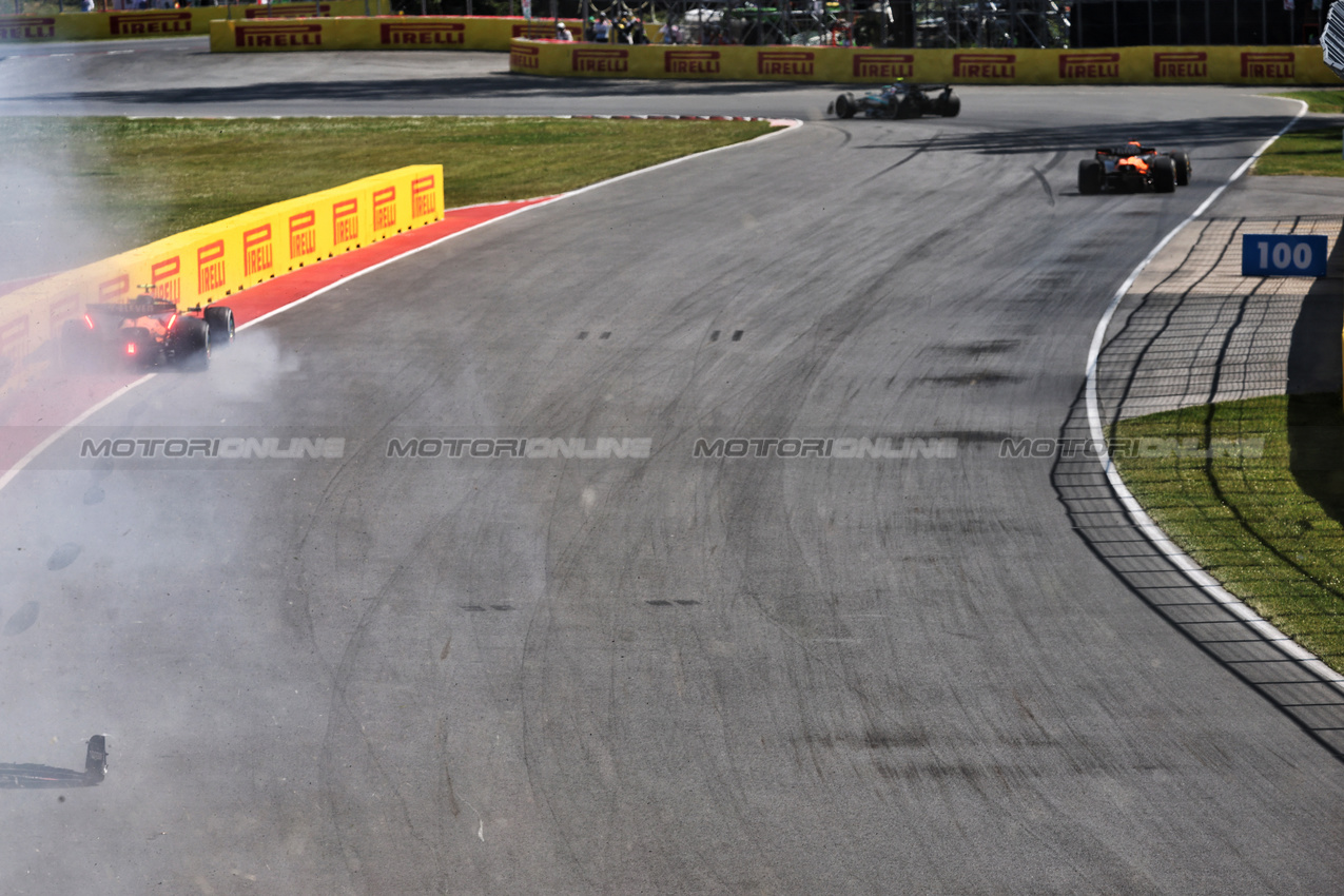 GP CANADA, Lando Norris (GBR) McLaren MCL39 crashed out of the race after contact with team mate Oscar Piastri (AUS) McLaren MCL39.

15.06.2025. Formula 1 World Championship, Rd 10, Canadian Grand Prix, Montreal, Canada, Gara Day.

- www.xpbimages.com, EMail: requests@xpbimages.com © Copyright: Batchelor / XPB Images
