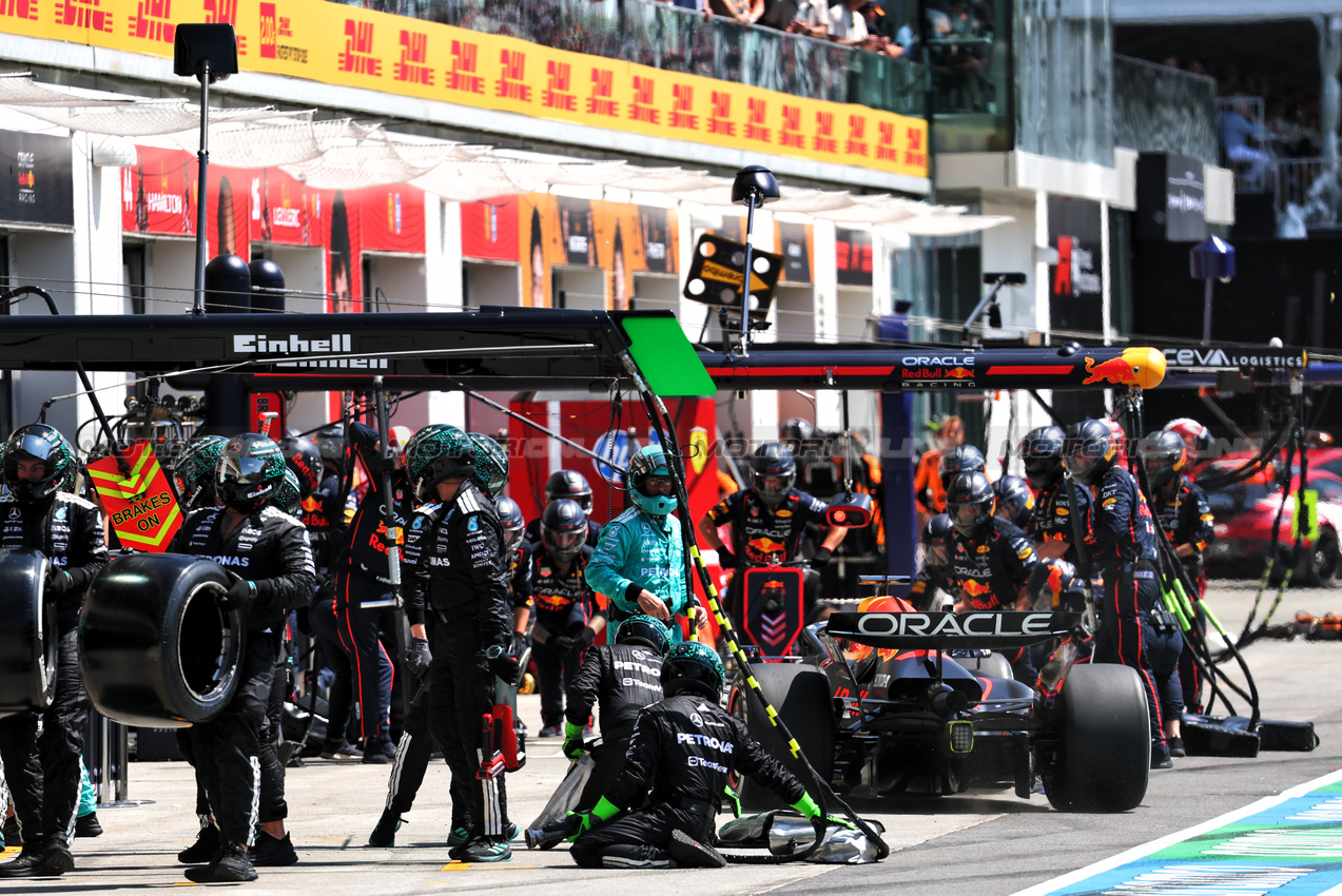 GP CANADA, Max Verstappen (NLD) Red Bull Racing RB21 makes a pit stop.

15.06.2025. Formula 1 World Championship, Rd 10, Canadian Grand Prix, Montreal, Canada, Gara Day.

- www.xpbimages.com, EMail: requests@xpbimages.com © Copyright: Batchelor / XPB Images