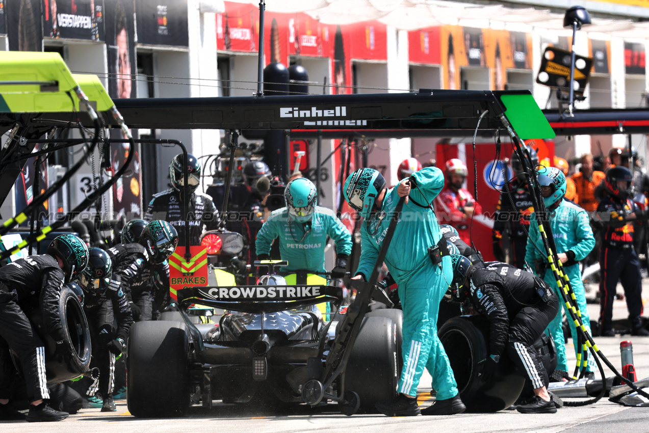 GP CANADA, Andrea Kimi Antonelli (ITA) Mercedes AMG F1 W16 makes a pit stop.

15.06.2025. Formula 1 World Championship, Rd 10, Canadian Grand Prix, Montreal, Canada, Gara Day.

- www.xpbimages.com, EMail: requests@xpbimages.com © Copyright: Batchelor / XPB Images
