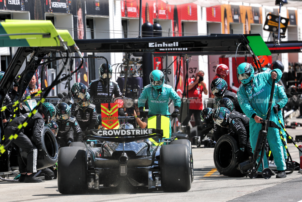 GP CANADA, George Russell (GBR) Mercedes AMG F1 W16 makes a pit stop.

15.06.2025. Formula 1 World Championship, Rd 10, Canadian Grand Prix, Montreal, Canada, Gara Day.

- www.xpbimages.com, EMail: requests@xpbimages.com © Copyright: Batchelor / XPB Images