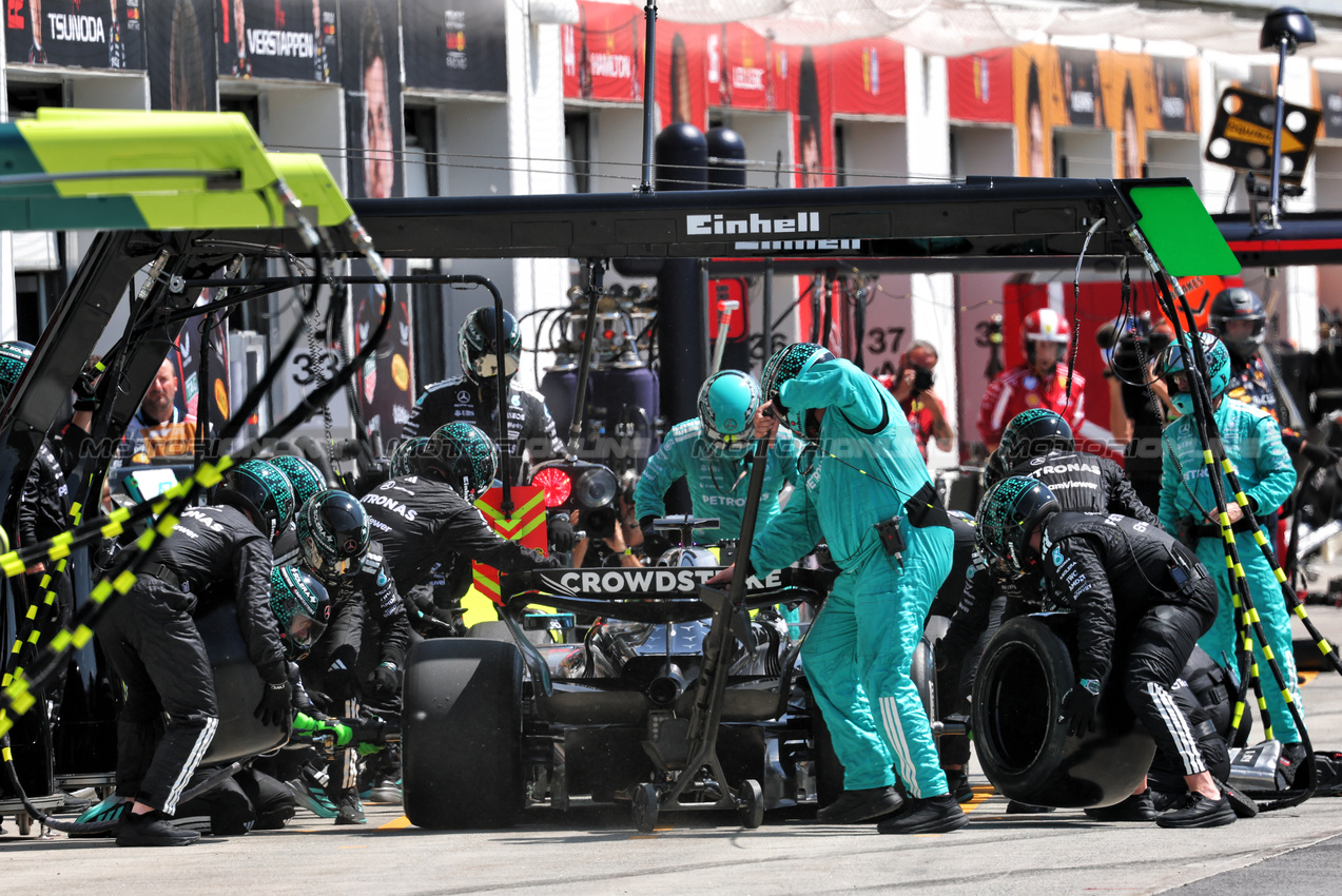 GP CANADA, George Russell (GBR) Mercedes AMG F1 W16 makes a pit stop.

15.06.2025. Formula 1 World Championship, Rd 10, Canadian Grand Prix, Montreal, Canada, Gara Day.

- www.xpbimages.com, EMail: requests@xpbimages.com © Copyright: Batchelor / XPB Images
