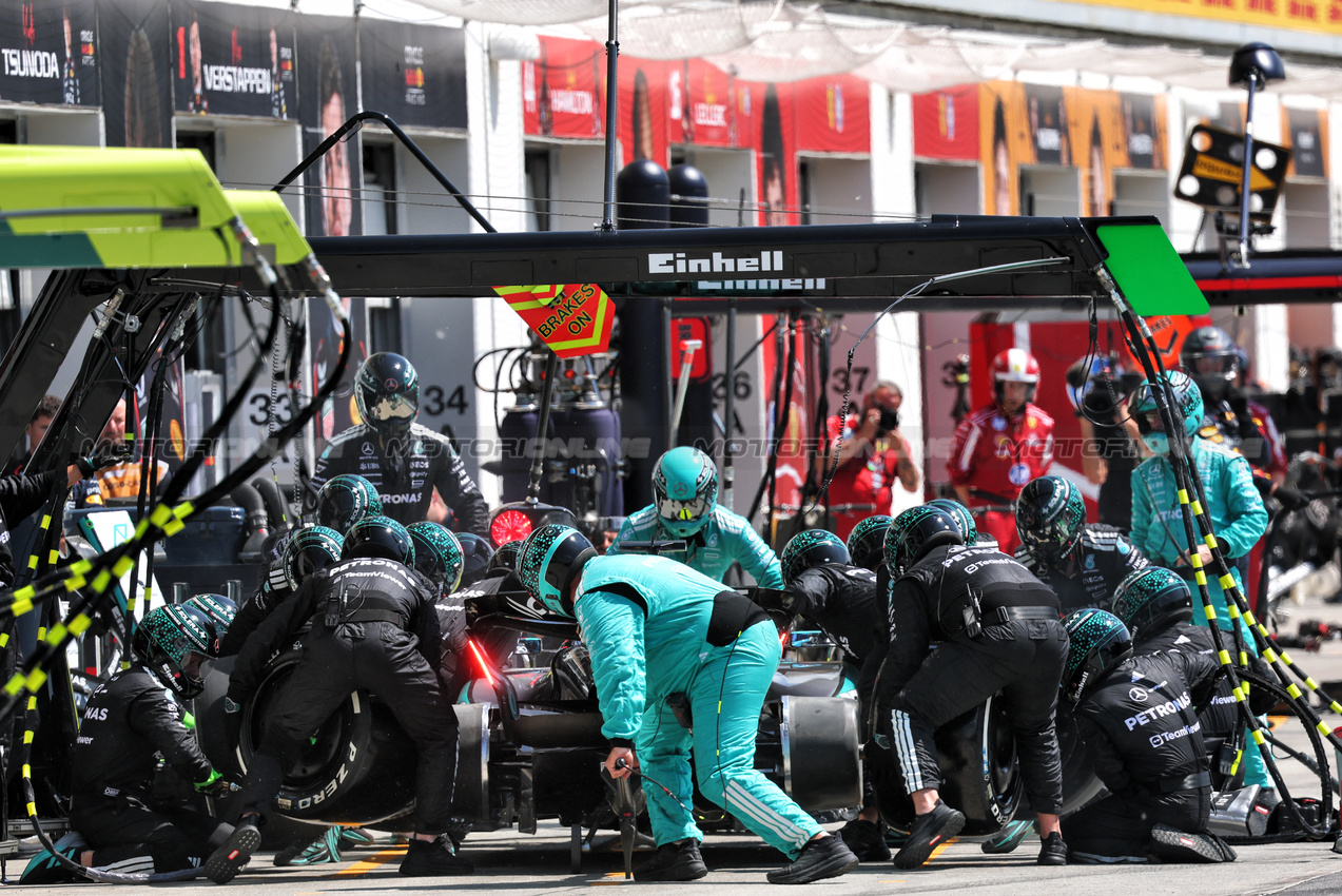 GP CANADA, George Russell (GBR) Mercedes AMG F1 W16 makes a pit stop.

15.06.2025. Formula 1 World Championship, Rd 10, Canadian Grand Prix, Montreal, Canada, Gara Day.

- www.xpbimages.com, EMail: requests@xpbimages.com © Copyright: Batchelor / XPB Images