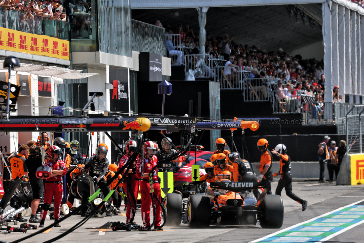 GP CANADA, Oscar Piastri (AUS) McLaren MCL39 makes a pit stop.

15.06.2025. Formula 1 World Championship, Rd 10, Canadian Grand Prix, Montreal, Canada, Gara Day.

- www.xpbimages.com, EMail: requests@xpbimages.com © Copyright: Batchelor / XPB Images