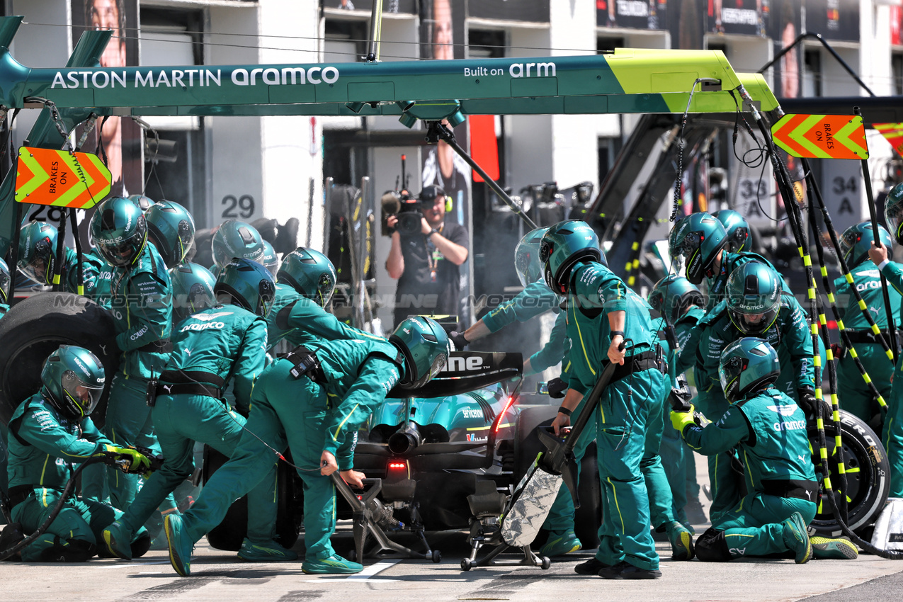 GP CANADA, Fernando Alonso (ESP) Aston Martin F1 Team AMR25 makes a pit stop.

15.06.2025. Formula 1 World Championship, Rd 10, Canadian Grand Prix, Montreal, Canada, Gara Day.

- www.xpbimages.com, EMail: requests@xpbimages.com © Copyright: Batchelor / XPB Images