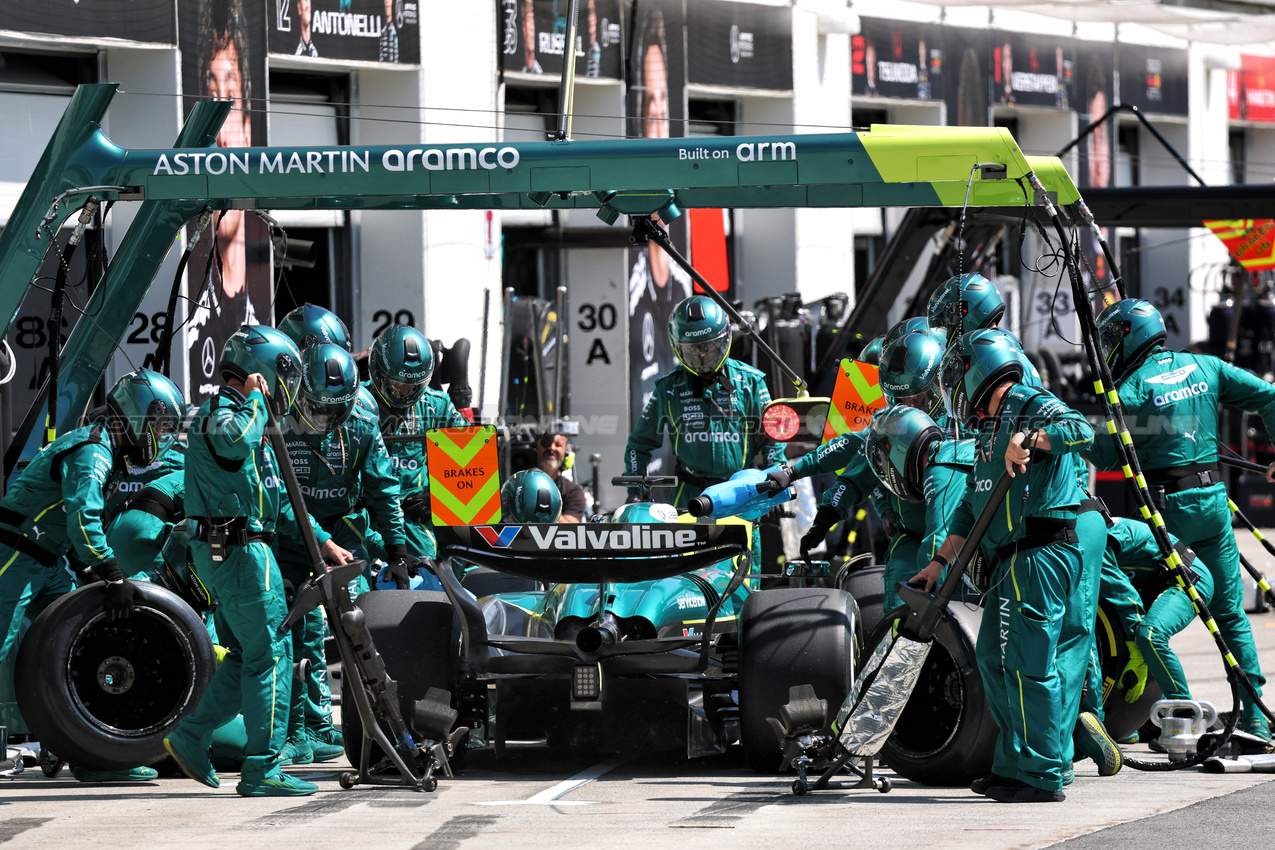 GP CANADA, Lance Stroll (CDN) Aston Martin F1 Team AMR25 makes a pit stop.

15.06.2025. Formula 1 World Championship, Rd 10, Canadian Grand Prix, Montreal, Canada, Gara Day.

- www.xpbimages.com, EMail: requests@xpbimages.com © Copyright: Batchelor / XPB Images