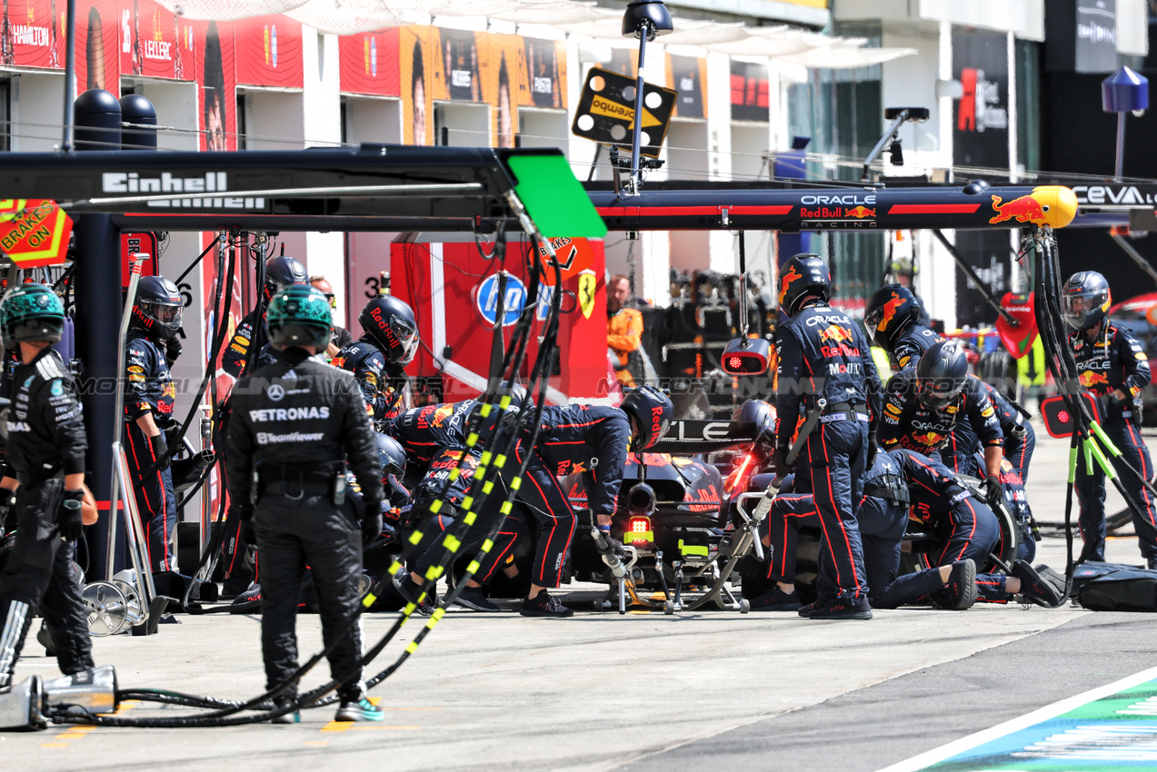 GP CANADA, Yuki Tsunoda (JPN) Red Bull Racing RB21 makes a pit stop.

15.06.2025. Formula 1 World Championship, Rd 10, Canadian Grand Prix, Montreal, Canada, Gara Day.

- www.xpbimages.com, EMail: requests@xpbimages.com © Copyright: Batchelor / XPB Images