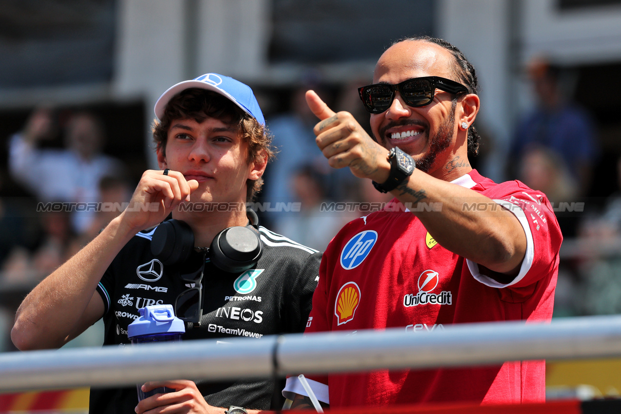GP CANADA, (L to R): Andrea Kimi Antonelli (ITA) Mercedes AMG F1 with Lewis Hamilton (GBR) Ferrari on the drivers' parade.

15.06.2025. Formula 1 World Championship, Rd 10, Canadian Grand Prix, Montreal, Canada, Gara Day.

- www.xpbimages.com, EMail: requests@xpbimages.com © Copyright: Charniaux / XPB Images