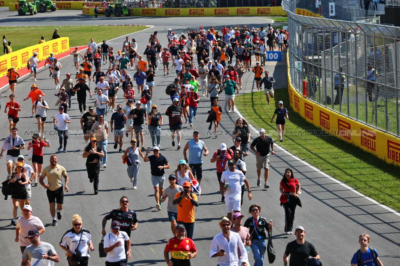 GP CANADA, Circuit Atmosfera - fans at the podium.

15.06.2025. Formula 1 World Championship, Rd 10, Canadian Grand Prix, Montreal, Canada, Gara Day.

- www.xpbimages.com, EMail: requests@xpbimages.com © Copyright: Batchelor / XPB Images
