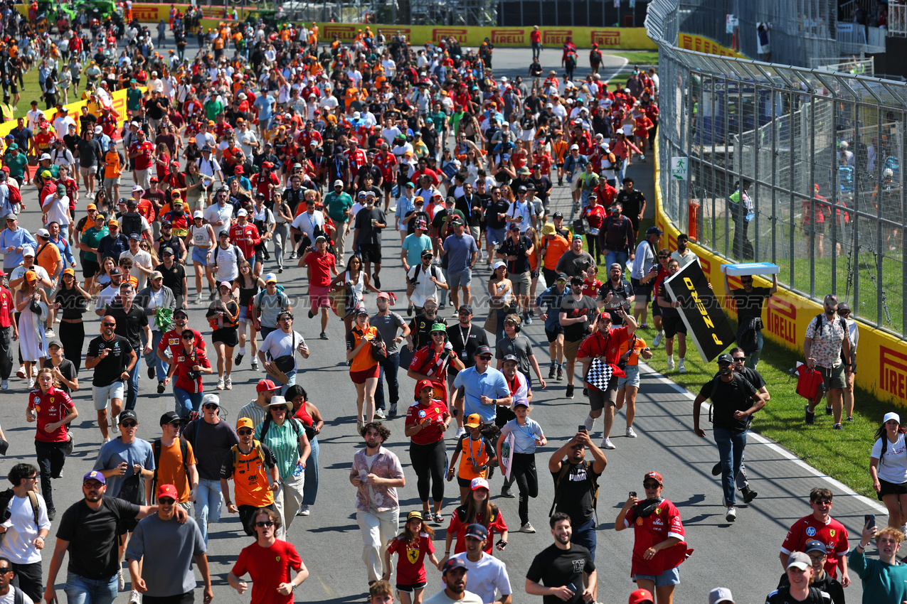 GP CANADA, Circuit Atmosfera - fans at the podium.

15.06.2025. Formula 1 World Championship, Rd 10, Canadian Grand Prix, Montreal, Canada, Gara Day.

- www.xpbimages.com, EMail: requests@xpbimages.com © Copyright: Batchelor / XPB Images