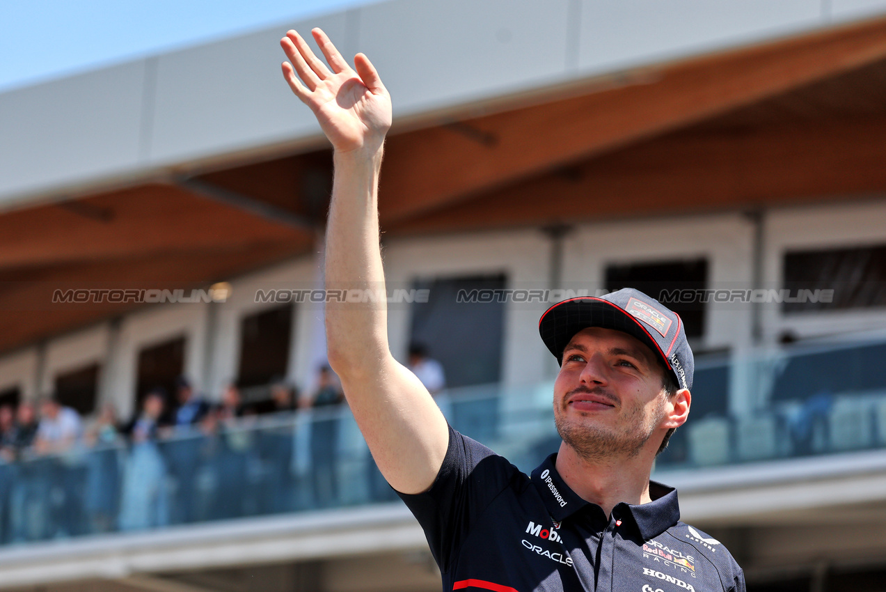 GP CANADA, Max Verstappen (NLD) Red Bull Racing on the drivers' parade.

15.06.2025. Formula 1 World Championship, Rd 10, Canadian Grand Prix, Montreal, Canada, Gara Day.

- www.xpbimages.com, EMail: requests@xpbimages.com © Copyright: Charniaux / XPB Images