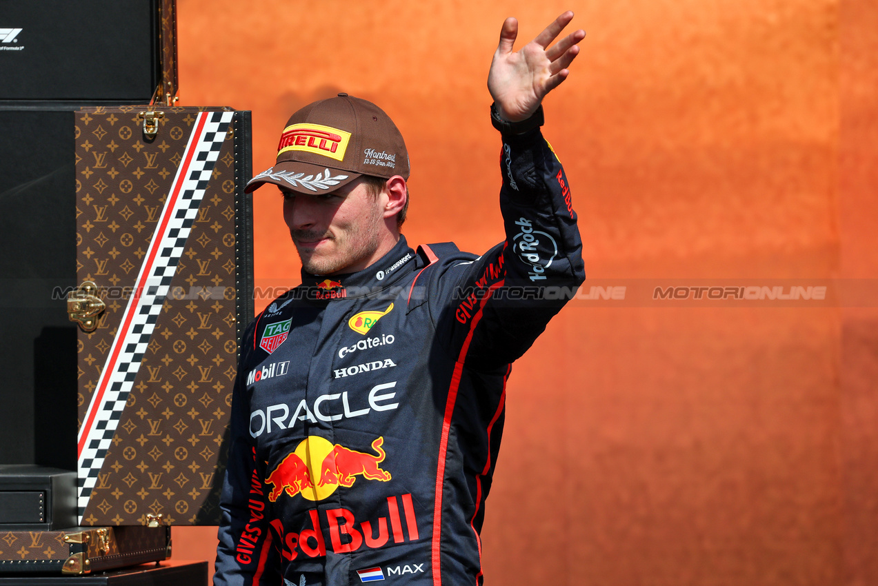 GP CANADA, Max Verstappen (NLD) Red Bull Racing celebrates his second position on the podium.

15.06.2025. Formula 1 World Championship, Rd 10, Canadian Grand Prix, Montreal, Canada, Gara Day.

- www.xpbimages.com, EMail: requests@xpbimages.com © Copyright: Batchelor / XPB Images