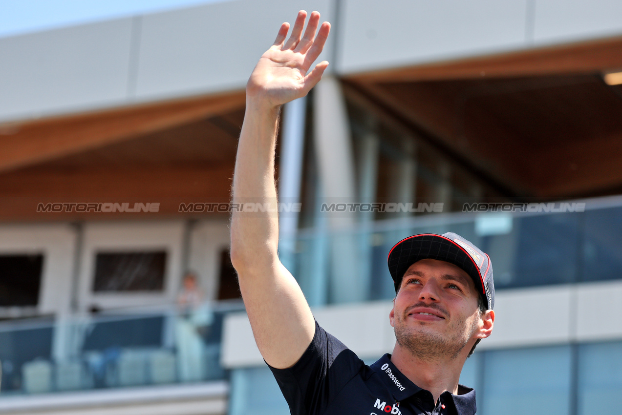 GP CANADA, Max Verstappen (NLD) Red Bull Racing on the drivers' parade.

15.06.2025. Formula 1 World Championship, Rd 10, Canadian Grand Prix, Montreal, Canada, Gara Day.

- www.xpbimages.com, EMail: requests@xpbimages.com © Copyright: Charniaux / XPB Images