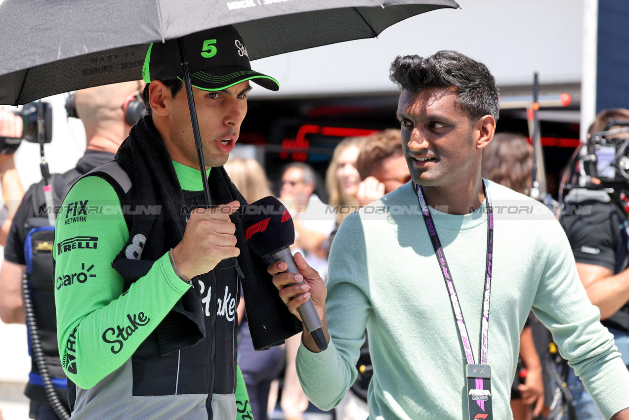 GP CANADA, (L to R): Gabriel Bortoleto (BRA) Sauber with Lawrence Barretto (GBR) F1 Presenter on the grid.

15.06.2025. Formula 1 World Championship, Rd 10, Canadian Grand Prix, Montreal, Canada, Gara Day.

- www.xpbimages.com, EMail: requests@xpbimages.com © Copyright: Bearne / XPB Images