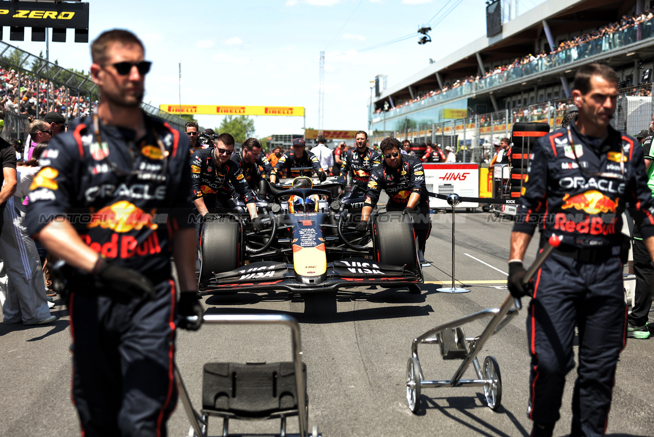 GP CANADA, Max Verstappen (NLD) Red Bull Racing RB21 on the grid.

15.06.2025. Formula 1 World Championship, Rd 10, Canadian Grand Prix, Montreal, Canada, Gara Day.

- www.xpbimages.com, EMail: requests@xpbimages.com © Copyright: Bearne / XPB Images