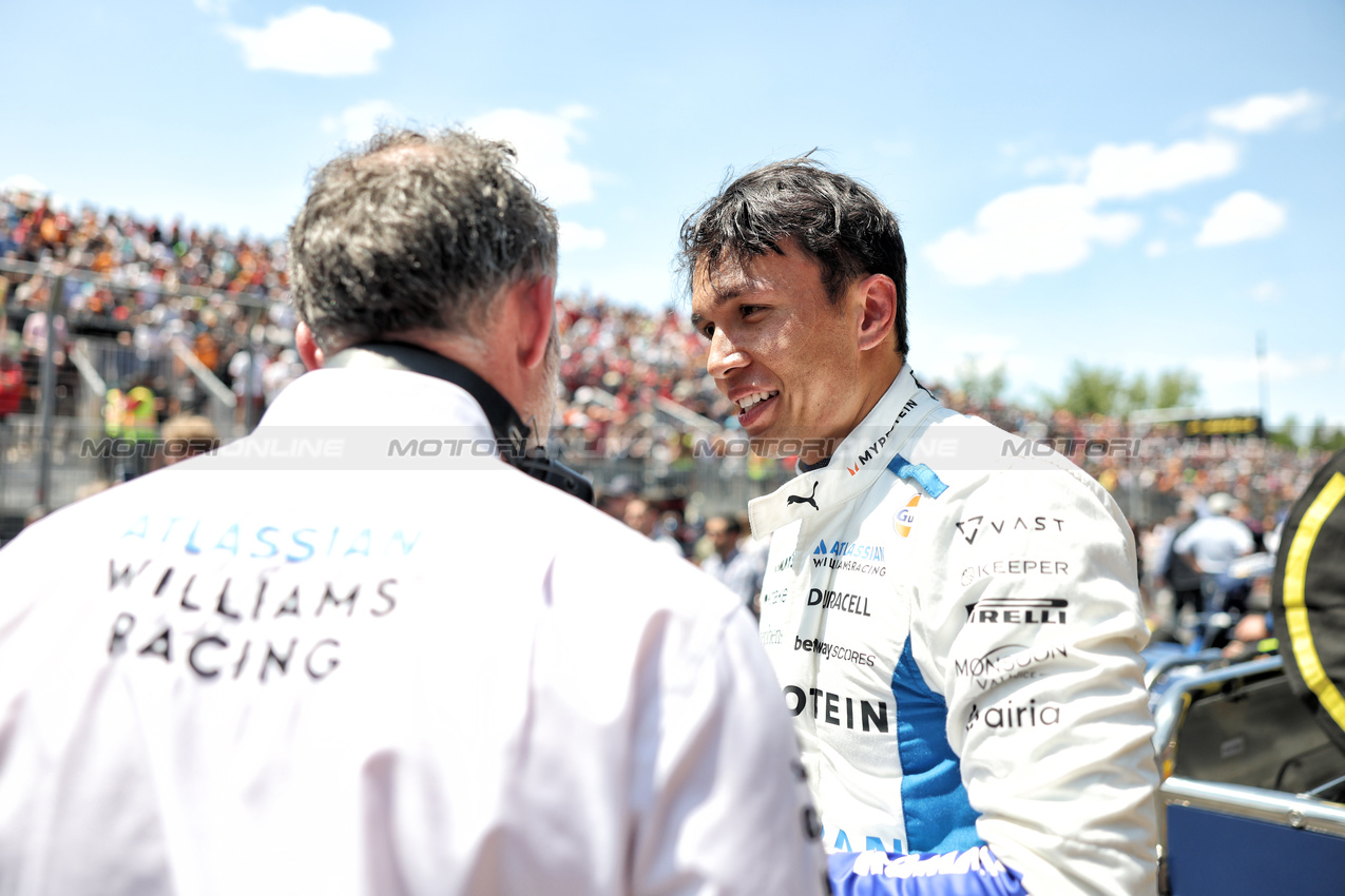 GP CANADA, Alexander Albon (THA) Atlassian Williams Racing with James Urwin (GBR) Atlassian Williams Racing Gara Engineer on the grid.

15.06.2025. Formula 1 World Championship, Rd 10, Canadian Grand Prix, Montreal, Canada, Gara Day.

- www.xpbimages.com, EMail: requests@xpbimages.com © Copyright: Bearne / XPB Images