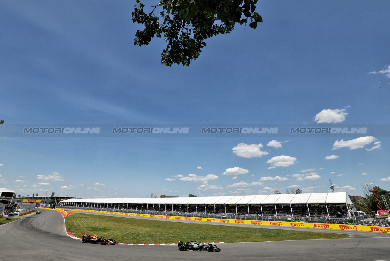 GP CANADA, George Russell (GBR) Mercedes AMG F1 W16 e Max Verstappen (NLD) Red Bull Racing RB21.

15.06.2025. Formula 1 World Championship, Rd 10, Canadian Grand Prix, Montreal, Canada, Gara Day.

- www.xpbimages.com, EMail: requests@xpbimages.com © Copyright: Bearne / XPB Images