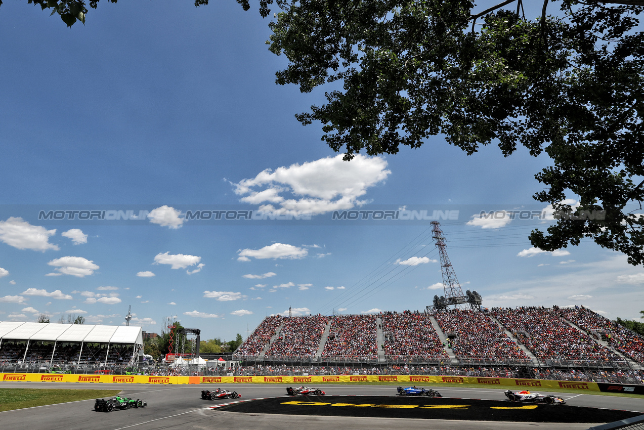 GP CANADA, Isack Hadjar (FRA) Racing Bulls VCARB 02 davanti a Alexander Albon (THA) Atlassian Williams Racing FW47.

15.06.2025. Formula 1 World Championship, Rd 10, Canadian Grand Prix, Montreal, Canada, Gara Day.

- www.xpbimages.com, EMail: requests@xpbimages.com © Copyright: Bearne / XPB Images