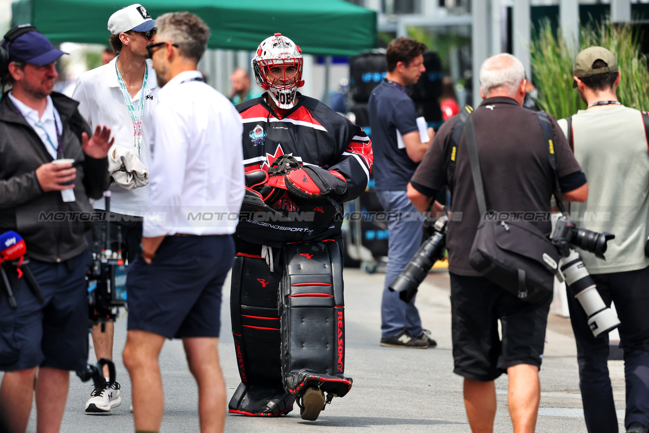 GP CANADA, Paddock Atmosfera - ice hockey goalkeeper.

12.06.2025. Formula 1 World Championship, Rd 10, Canadian Grand Prix, Montreal, Canada, Preparation Day.

 - www.xpbimages.com, EMail: requests@xpbimages.com © Copyright: Rew / XPB Images