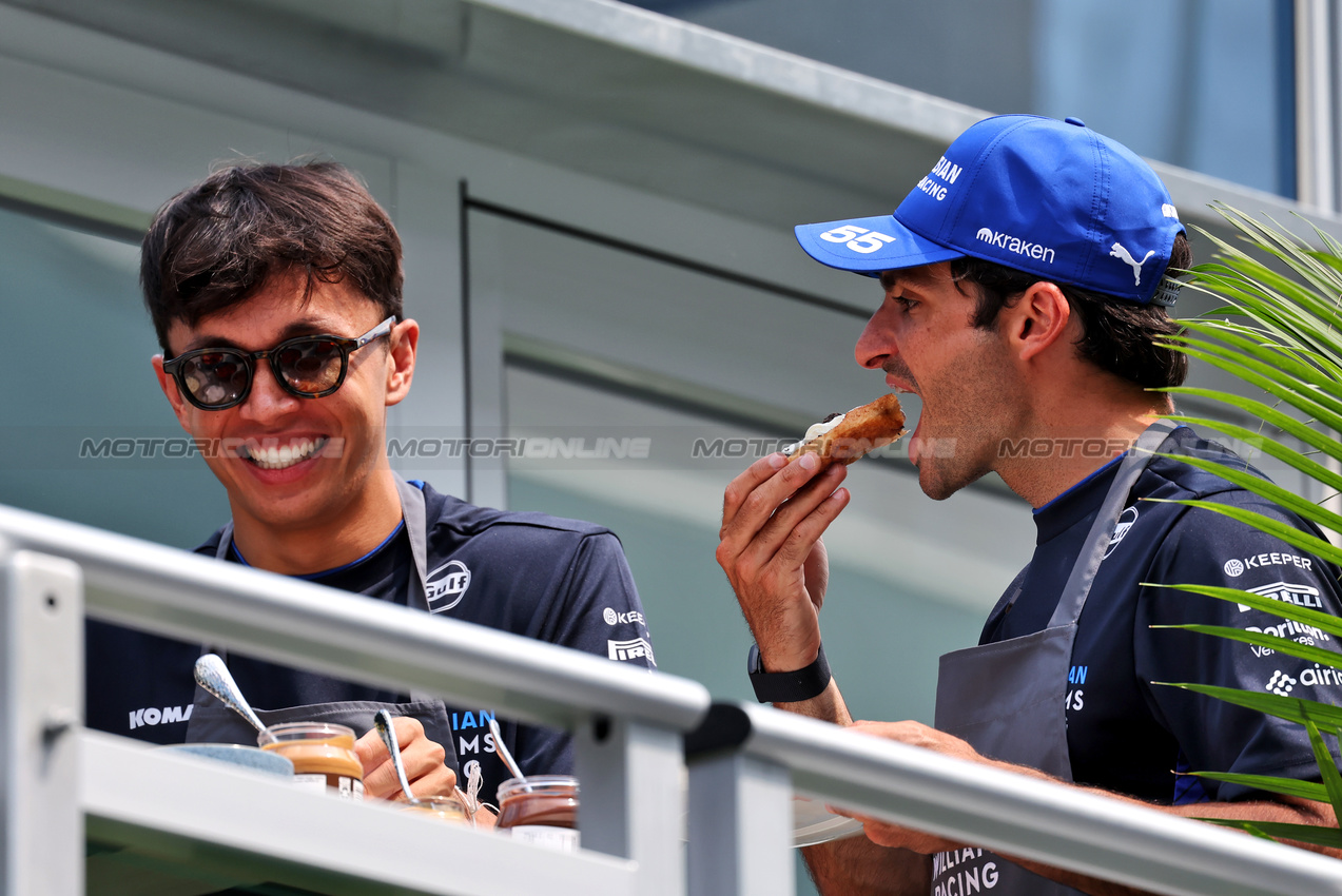 GP CANADA, (L to R): Alexander Albon (THA) Atlassian Williams Racing with team mate Carlos Sainz (ESP) Atlassian Williams Racing.

12.06.2025. Formula 1 World Championship, Rd 10, Canadian Grand Prix, Montreal, Canada, Preparation Day.

 - www.xpbimages.com, EMail: requests@xpbimages.com © Copyright: Rew / XPB Images