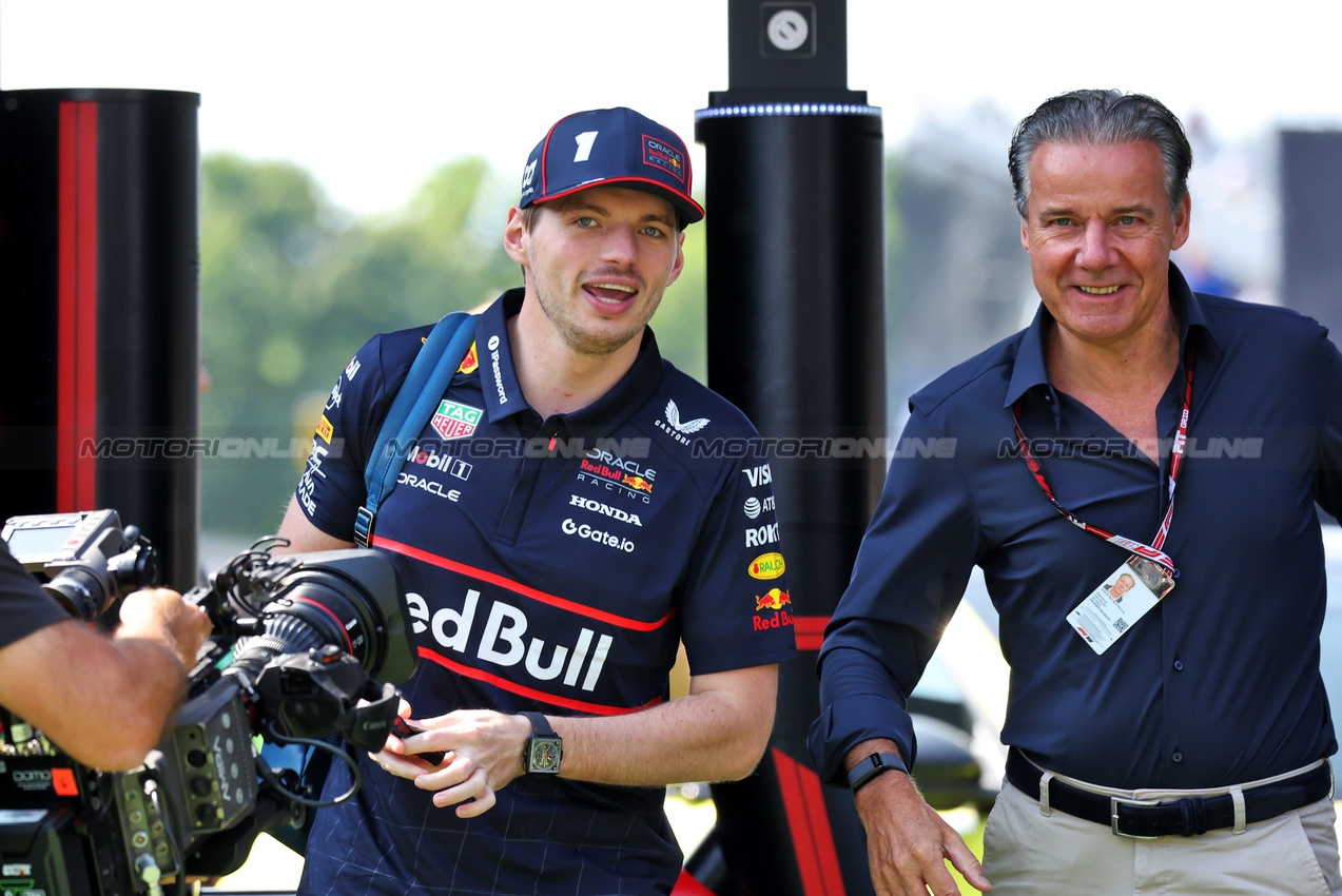 GP CANADA, (L to R): Max Verstappen (NLD) Red Bull Racing with Raymond Vermeulen (NLD) Driver Manager.

14.06.2025. Formula 1 World Championship, Rd 10, Canadian Grand Prix, Montreal, Canada, Qualifiche Day.

 - www.xpbimages.com, EMail: requests@xpbimages.com © Copyright: Rew / XPB Images