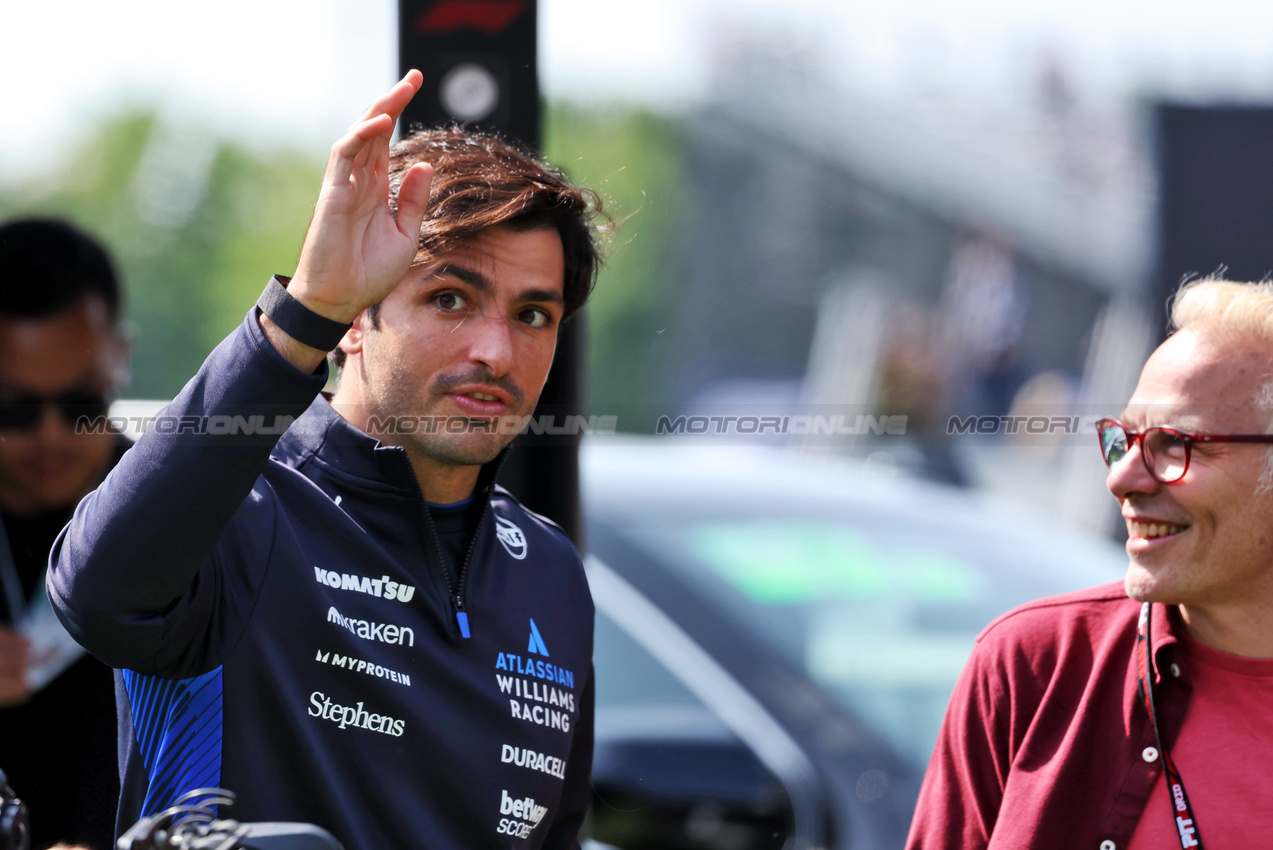 GP CANADA, (L to R): Carlos Sainz (ESP) Atlassian Williams Racing with Jacques Villeneuve (CDN).

14.06.2025. Formula 1 World Championship, Rd 10, Canadian Grand Prix, Montreal, Canada, Qualifiche Day.

 - www.xpbimages.com, EMail: requests@xpbimages.com © Copyright: Rew / XPB Images