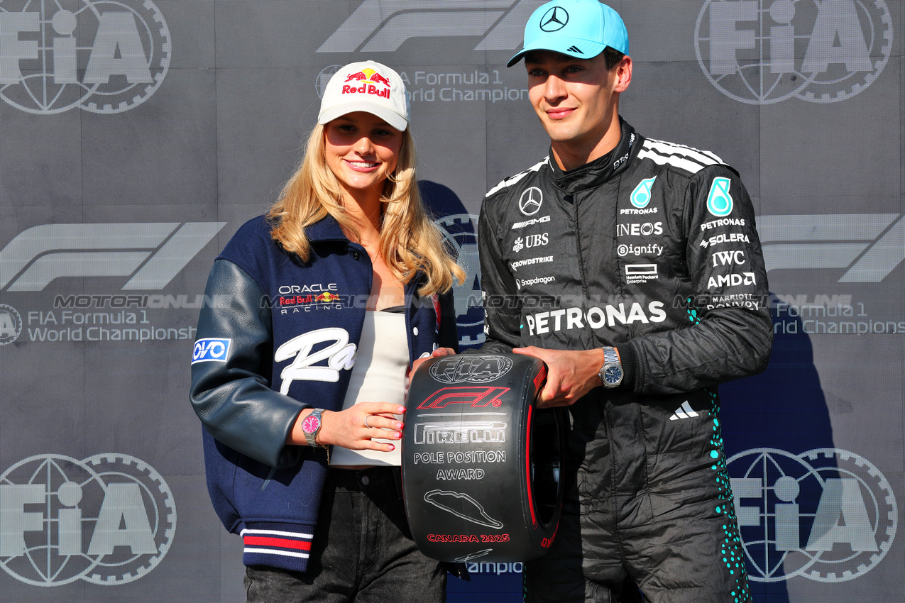 GP CANADA, (L to R): Summer McIntosh (CDN) Swimmer presents the Pirelli Pole Position Award to George Russell (GBR) Mercedes AMG F1 in qualifying parc ferme.

14.06.2025. Formula 1 World Championship, Rd 10, Canadian Grand Prix, Montreal, Canada, Qualifiche Day.

- www.xpbimages.com, EMail: requests@xpbimages.com © Copyright: Batchelor / XPB Images