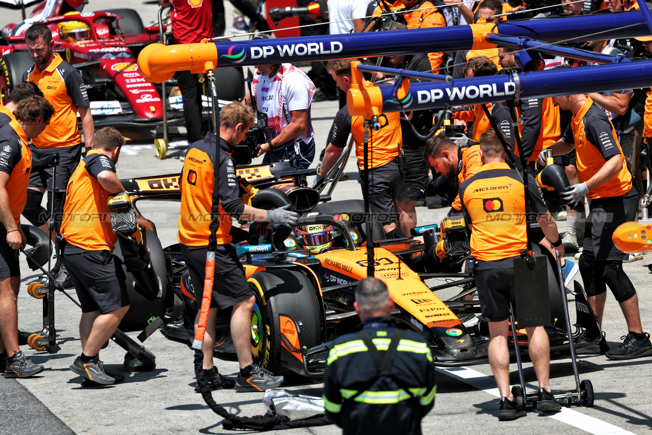 GP CANADA, Oscar Piastri (AUS) McLaren MCL39 in the pits.

14.06.2025. Formula 1 World Championship, Rd 10, Canadian Grand Prix, Montreal, Canada, Qualifiche Day.

- www.xpbimages.com, EMail: requests@xpbimages.com © Copyright: Batchelor / XPB Images