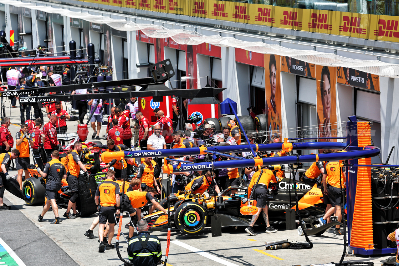 GP CANADA, Oscar Piastri (AUS) McLaren MCL39 in the pits.

14.06.2025. Formula 1 World Championship, Rd 10, Canadian Grand Prix, Montreal, Canada, Qualifiche Day.

- www.xpbimages.com, EMail: requests@xpbimages.com © Copyright: Batchelor / XPB Images