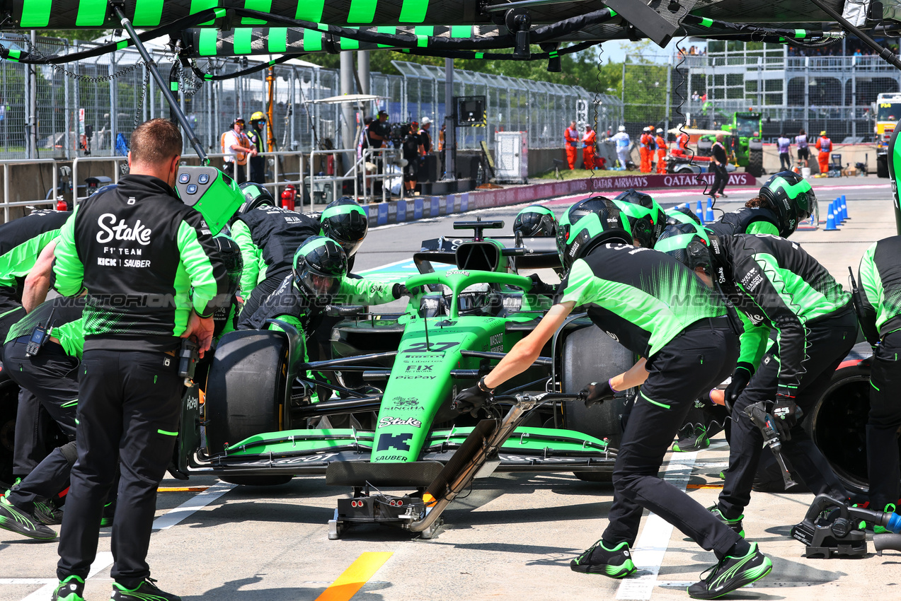 GP CANADA, Nico Hulkenberg (GER) Sauber C45 practices a pit stop.

13.06.2025. Formula 1 World Championship, Rd 10, Canadian Grand Prix, Montreal, Canada, Practice Day.

- www.xpbimages.com, EMail: requests@xpbimages.com © Copyright: Batchelor / XPB Images