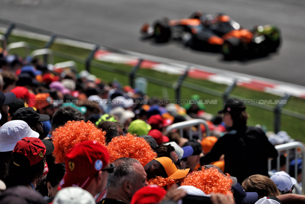 GP CANADA, Circuit Atmosfera - fans in the grandstand.

13.06.2025. Formula 1 World Championship, Rd 10, Canadian Grand Prix, Montreal, Canada, Practice Day.

 - www.xpbimages.com, EMail: requests@xpbimages.com © Copyright: Rew / XPB Images