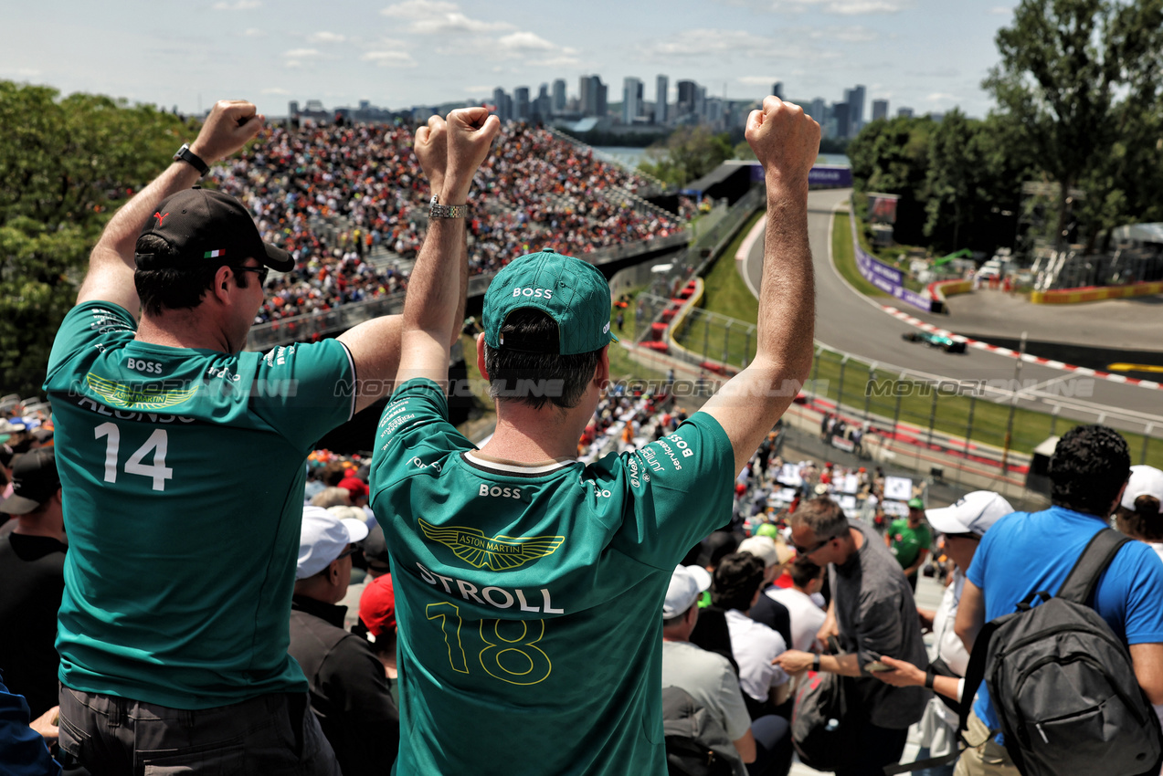 GP CANADA, Circuit Atmosfera - Aston Martin F1 Team fans in the grandstand.

13.06.2025. Formula 1 World Championship, Rd 10, Canadian Grand Prix, Montreal, Canada, Practice Day.

- www.xpbimages.com, EMail: requests@xpbimages.com © Copyright: Bearne / XPB Images