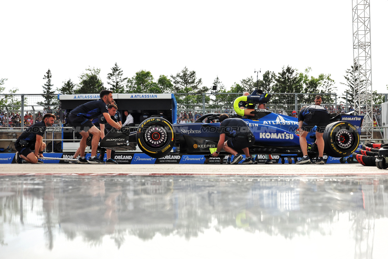 GP CANADA, Carlos Sainz (ESP) Atlassian Williams Racing FW47 in the pits.

13.06.2025. Formula 1 World Championship, Rd 10, Canadian Grand Prix, Montreal, Canada, Practice Day.

- www.xpbimages.com, EMail: requests@xpbimages.com © Copyright: Bearne / XPB Images